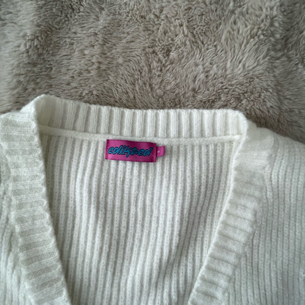 Edikted Ivory Ribbed V-Neck Cardigan - Picture 3 of 4
